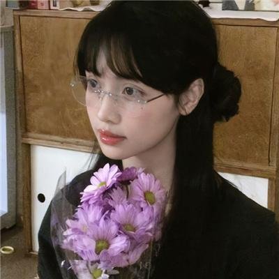 微光下的蓝色男孩